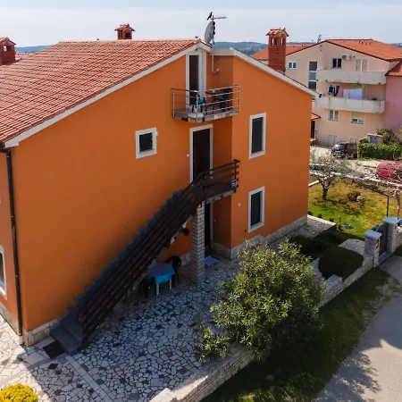 Apartament Tomi *