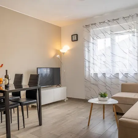 Tomi Apartment